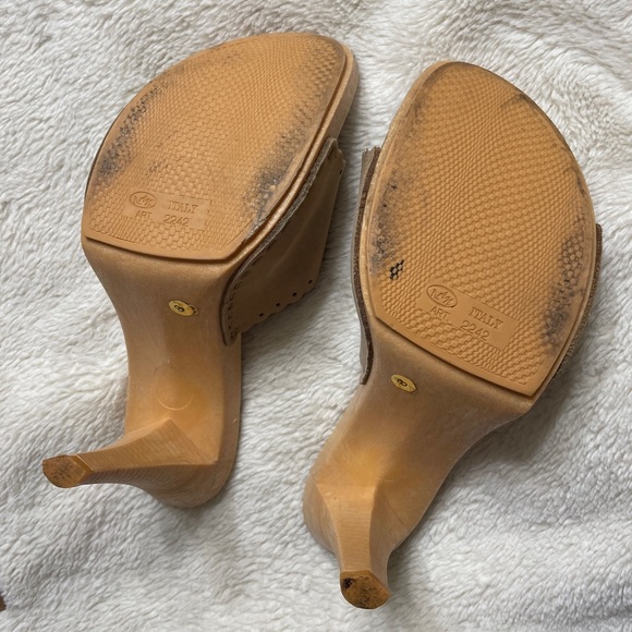 EUC Women's GUESS Light Tan Sandals - Picture 6 of 6